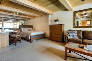 Studio | Queen Bed