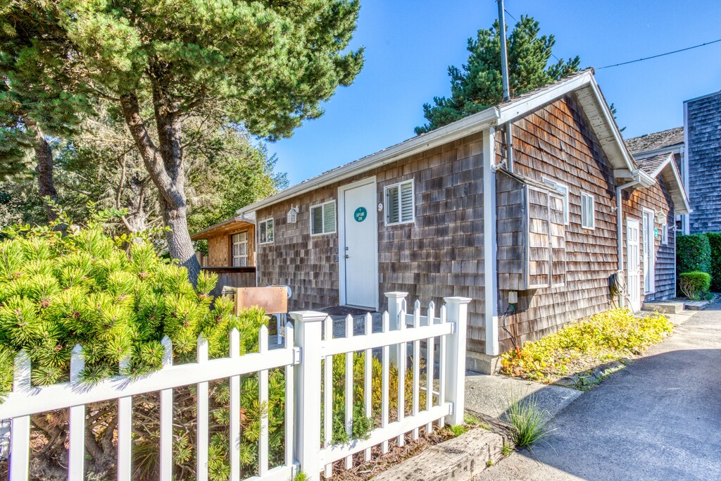 Charming Dog friendly Cottage One Block From The Beach Close To Charming Dog friendly Cottage One Block From The Beach Close To