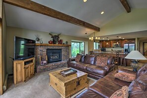 Living Room | Free WiFi | Gas Fireplace