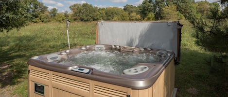 Beautiful private outdoor hot tub spot!