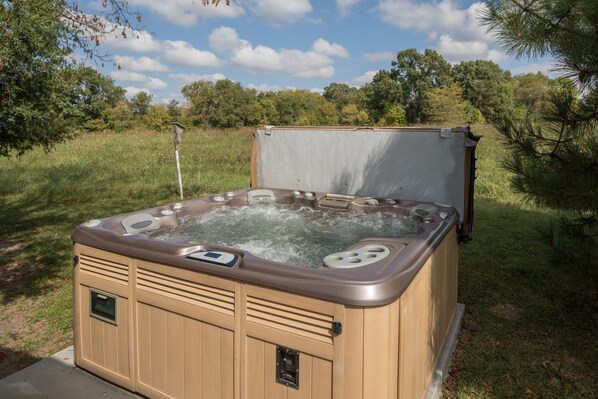 Beautiful private outdoor hot tub spot!