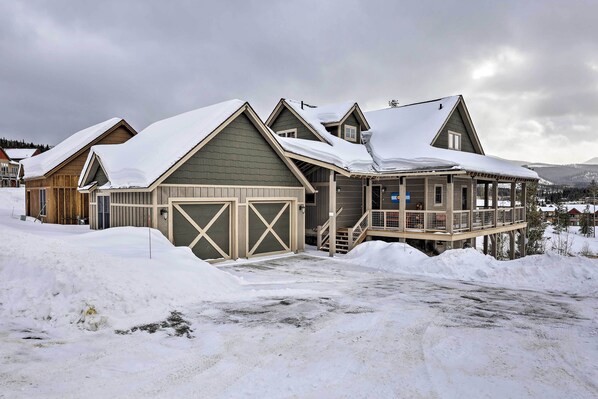 An alluring Rocky Mountain retreat awaits you at this vacation rental home!