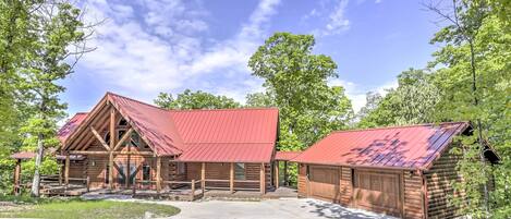 Eureka Springs Vacation Rental | 2BR | 2BA | 2,700 Sq Ft | 1 Small Step to Enter