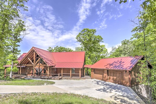 Eureka Springs Vacation Rental | 2BR | 2BA | 2,700 Sq Ft | 1 Small Step to Enter