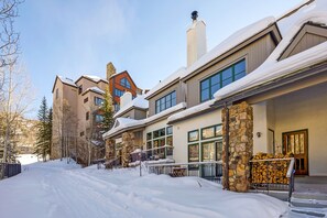 Direct Ski Access to Highlands Skiway from Back Patio