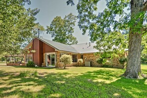 This home has 3 bedrooms and 2 bathrooms.