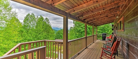 Bryson City Vacation Rental | 3BR | 3.5BA | 2,100 Sq Ft | Stairs Required