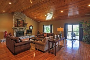Living Room | Cable TV | DVD Player | Air Conditioning & Central Heating