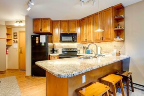 Kitchen | Breakfast Bar | Dishwasher | Drip Coffee Maker | Granite Countertops