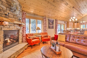 Living Room | Gas Fireplace | Vaulted Ceilings | Ceiling Fans