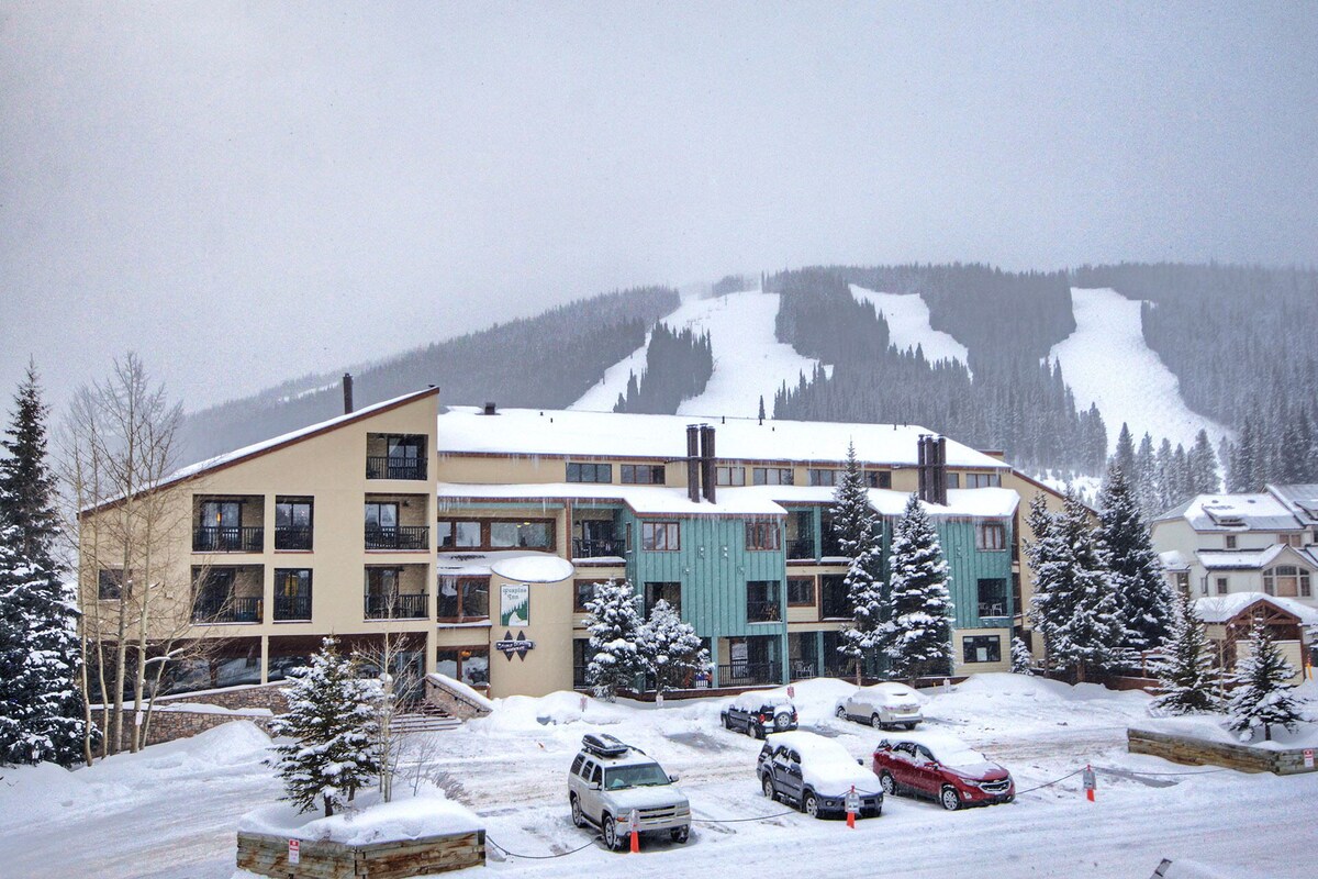 Beautiful Mountain Condo 1 Minute to Lift, Hot Tub AN210