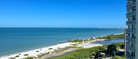 Vista para praia/oceano