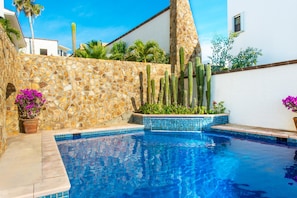 Large pool with fountain feature