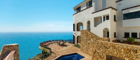 Grand cliff side views from pool patio