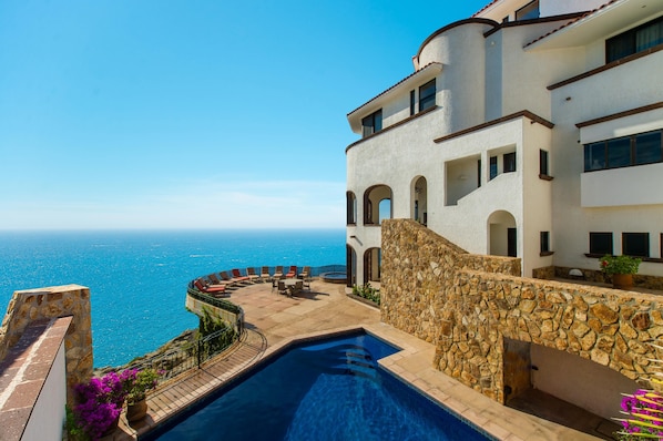 Grand cliff side views from pool patio