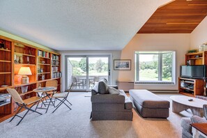 Living Room | Free WiFi | Central Heat | A/C