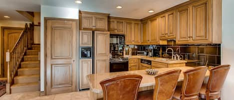 Kitchen off Entrance - Breakfast bar and kitchen