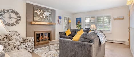 Spacious Living Room with Gas Fireplace and Queen Size Pull Out Sofa