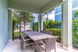Outdoor dining seating