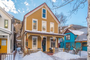 Newly renovated and re-decorated Finn Town Flats.  New bathrooms! New furniture, furnishings, artwork, beds, TV's, linens, and bedding!