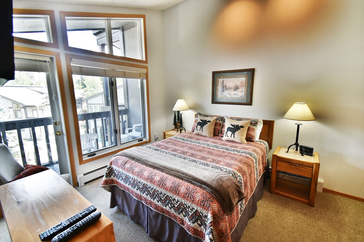 Pool, Hot Tubs, Deck on River. Walk or Easy Drive to Activities, Dining