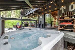 Thyme Out Private Covered Hot Tub