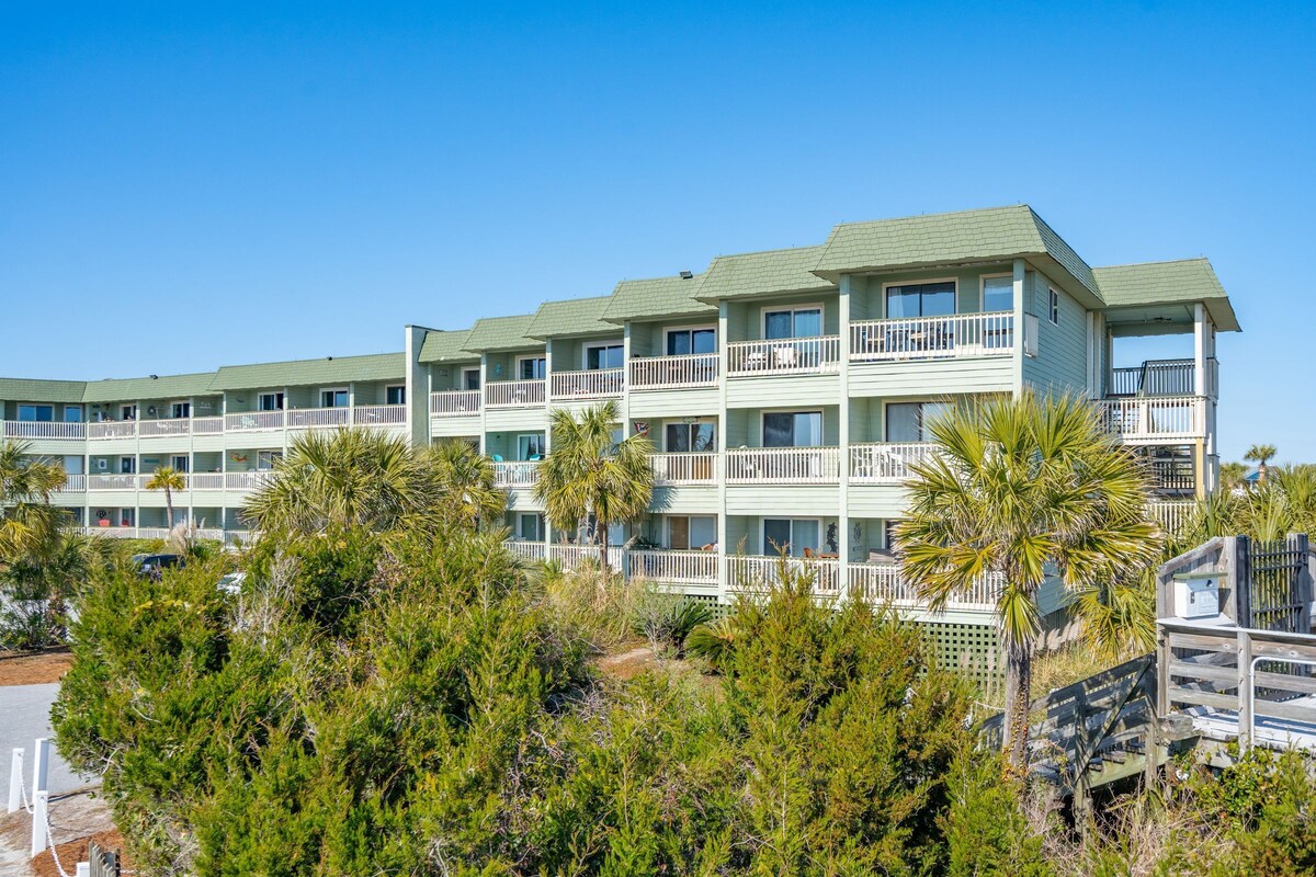 Beautiful oceanfront condo with amazing ocean views and a private balcony