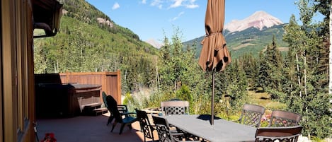 Mountain Views from Deck - Hot Tub, Gas Fire Pit and Outdoor Dining Space (Seats 6)