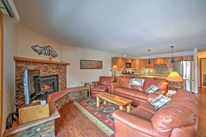 Living Room | Free WiFi | Central Heat | Cable TV | Gas Fireplace