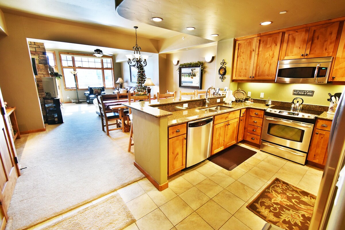 On Lake Trails- Top Floor, Deck! 2 Hot Tubs, Elevator. Walk/Drive to Dining