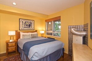 Queen bed in master, AC unit and full closet