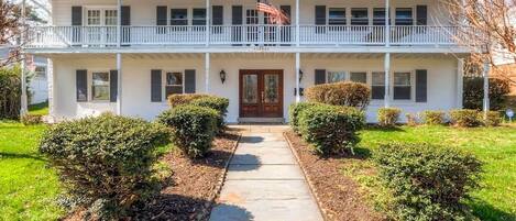 Arlington Vacation Rental | 4BR | 3BA | 3,700 Sq Ft | Stairs Required