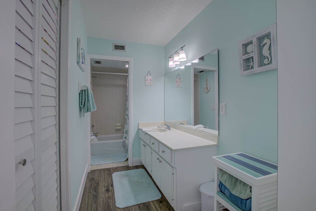 Beach Palms 7A-Beach 1 Minute Walk-Heated Pool-Free Wi-Fi-Dock-Surrounded By Wat