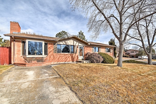 This Colorado Springs vacation rental is 3 blocks from Garden of the Gods!