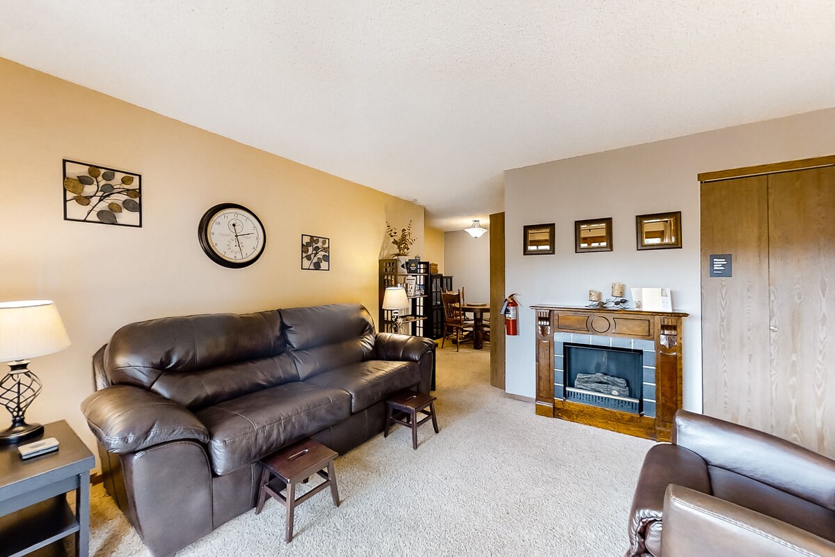 Conveniently located mountain condo with balcony, wildlife views, & golf course