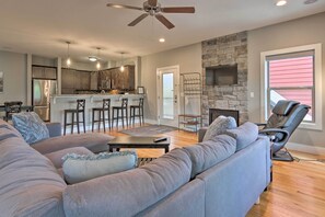 Living Room | Gas Fireplace | Cable TV | 2nd Floor