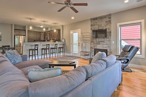 Living Room | Gas Fireplace | Cable TV | 2nd Floor