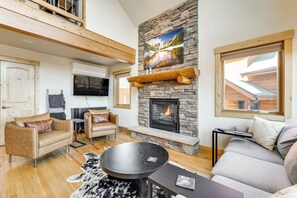 Living Room | Gas Fireplace | Free WiFi | 1st Floor
