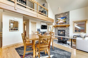 Dining Area | Dishes & Flatware Provided