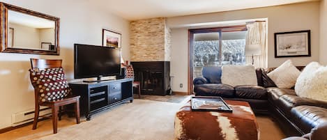 Living Room/ Wood burning fire place