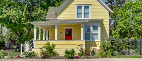 Salem Vacation Rental | 2 BR | 2 BA | 2 Stories | 1,600 Sq Ft