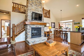 Living Area | Free WiFi | Fireplace