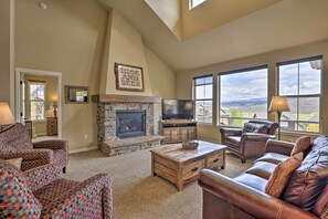 Living Room | Free WiFi | Central Heat | Smart TV