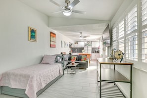 Living Room | Twin Daybed w/ Twin Trundle | Free WiFi