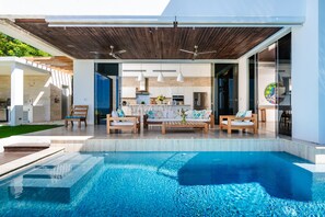 From the kitchen to the terrace, just a step away.