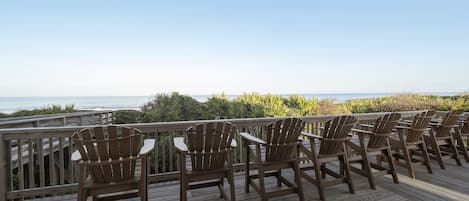 Welcome to Jean's Dream! - With room for up to 16 people, this fabulous vacation home combines comfort and convenience in a prime beachside location.