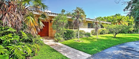 Miami Vacation Rental | 3BR | 3BA | 2,400 Sq Ft | 2 Steps for Access