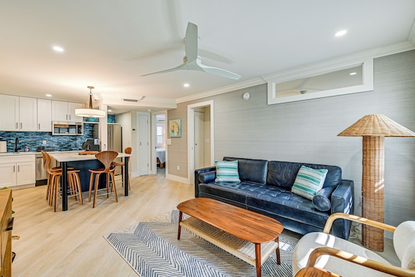 Naples Vacation Rental | 2BR | 2BA | 700 Sq Ft | Step-Free Access