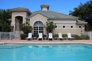 VY693-16B - The Vintage Reserve community pool and spa are just a view steps away