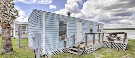 Silver Springs Vacation Rental | 1BR | 1BA | 420 Sq Ft | Stairs Required